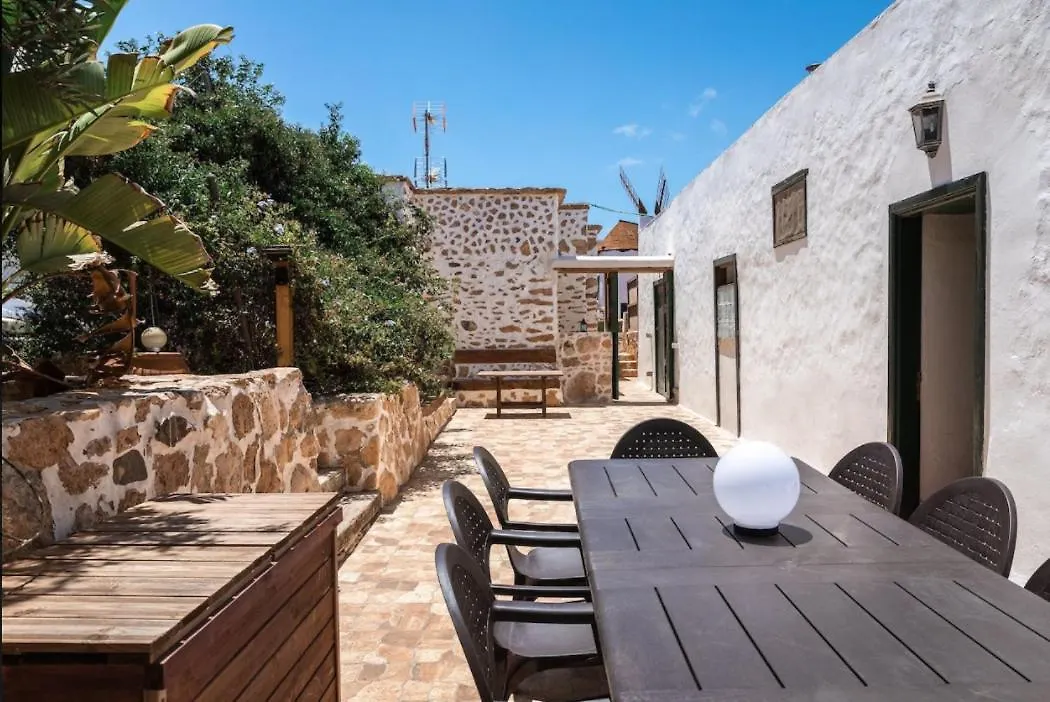Histórica Villa con molino de viento Antigua  España